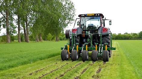 Een speciale machine brengt de slangen in de grond