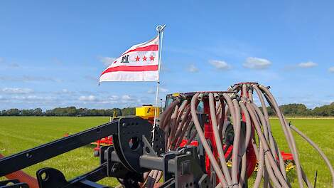 Een bemester met een Drentse vlag