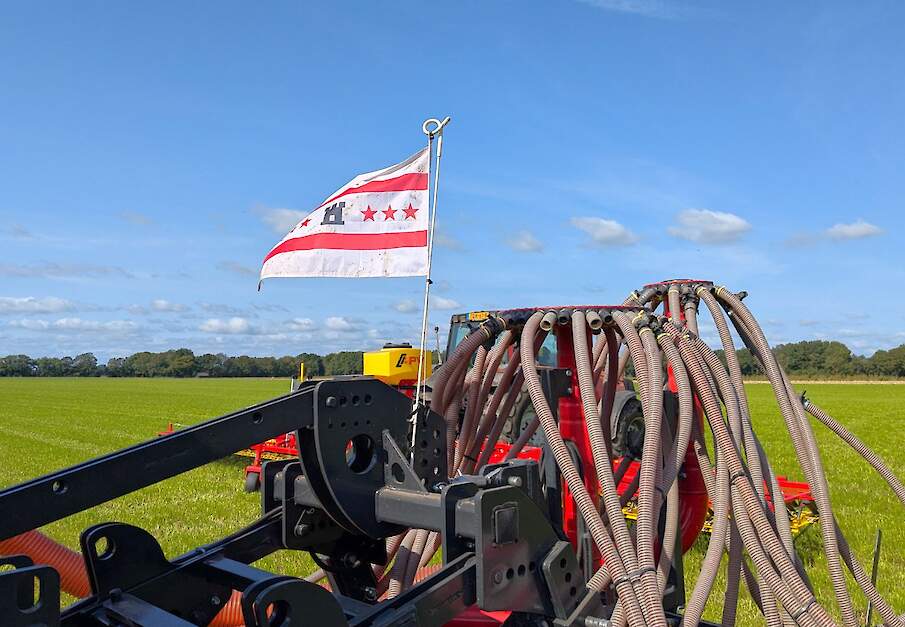 Een bemester met een Drentse vlag