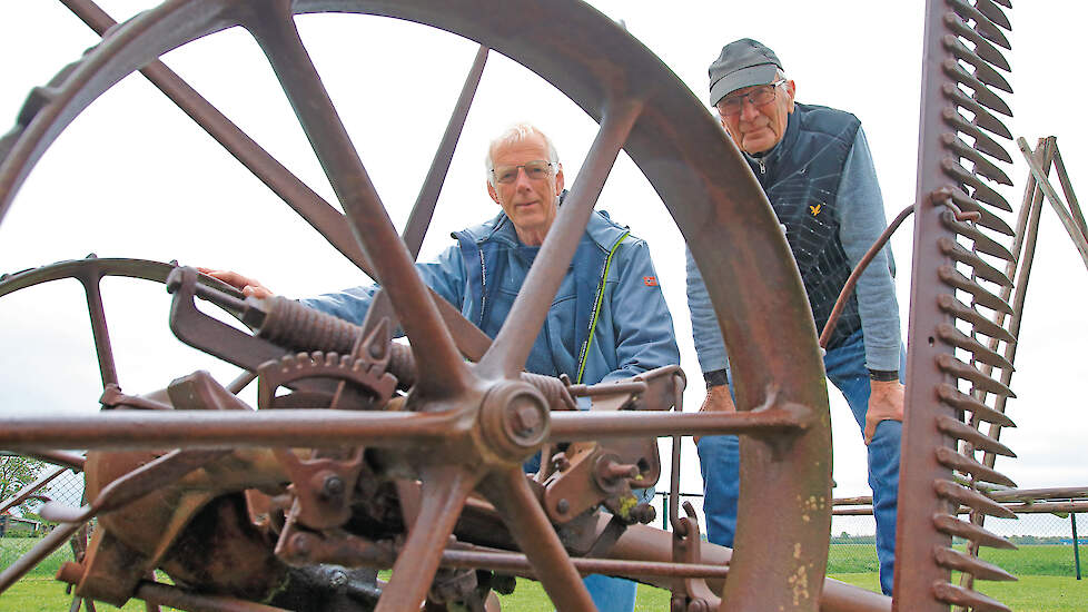 Bauke de Boer (l) en Niek Houter bij een van de klassieke landbouwwerktuigen die worden ge&euml;xposeerd in het Rundveemuseum in Aartswoud.