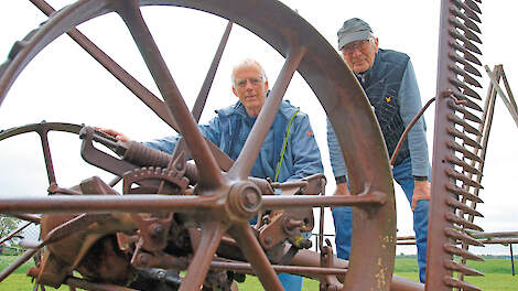 Bauke de Boer (l) en Niek Houter bij een van de klassieke landbouwwerktuigen die worden ge&euml;xposeerd in het Rundveemuseum in Aartswoud.
