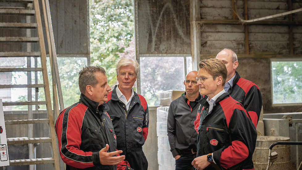 Tijdens het werkbezoek liet Lely zien welke rol innovatie kan spelen bij het verder verbeteren van dierenwelzijn, circulariteit op het bedrijf en het welzijn van de boer.