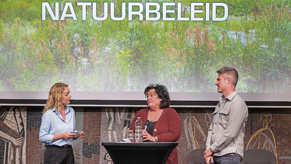 Tweede Kamerleden Caroline van der Plas (BBB) en Jan Arie Koorevaar (CDA) in gesprek met dagvoorzitter Hesther Jolly (links).