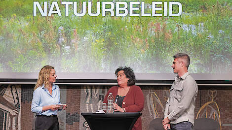 Tweede Kamerleden Caroline van der Plas (BBB) en Jan Arie Koorevaar (CDA) in gesprek met dagvoorzitter Hesther Jolly (links).