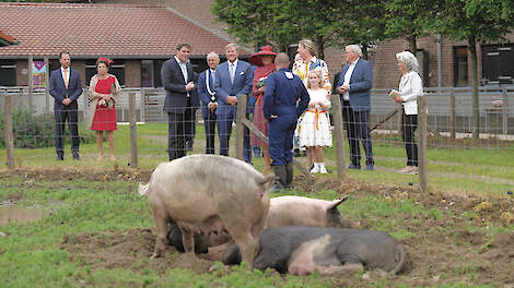 In de kloostertuin geeft Livar-directeur De Rond uitleg aan het koningspaar over hun manier van varkens houden. V.l.n.r.: Frank de Rond, burgemeester Jos Hessels, koning Willem-Alexander, koningin M&aacute;xima, medewerker Carlo Vaes, Merel de Rond- Postma, Roos