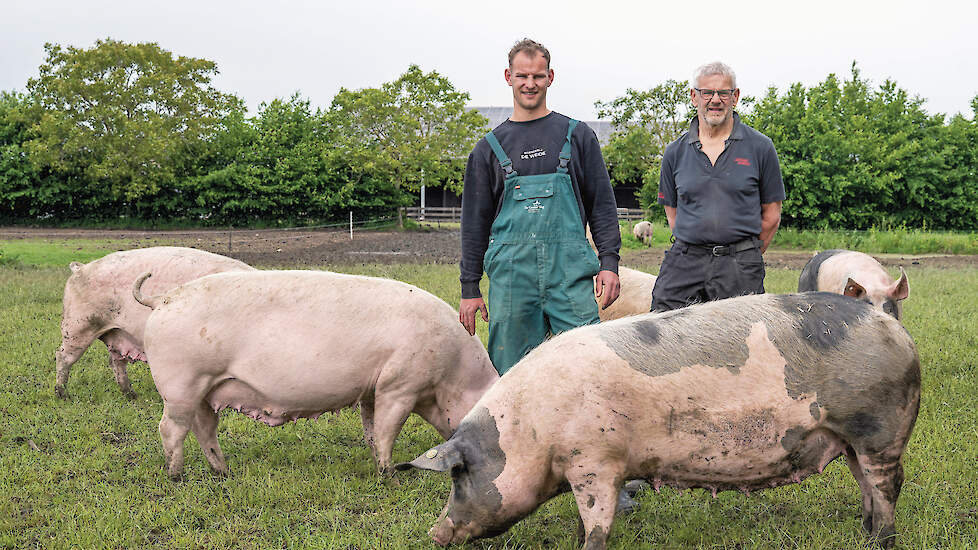 Jeroen (links) en Peter van Leeuwen bij de varkens, nog steeds goed voor 90 procent van de omzet van het bedrijf.