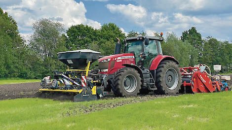 Loonbedrijf Eenink Agri zaait ma&iuml;s direct na het maaien van grasland. De nieuwe combinatie vernietigt de graszode, spit de bodem en zaait ma&iuml;s in &eacute;&eacute;n werkgang.