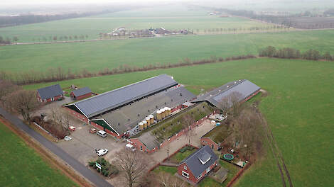 Ruim 80.000 vierkante meter asbestdak werd gesaneerd. Op de nieuwe daken kwamen zo&rsquo;n 40.000 zonnepanelen.
