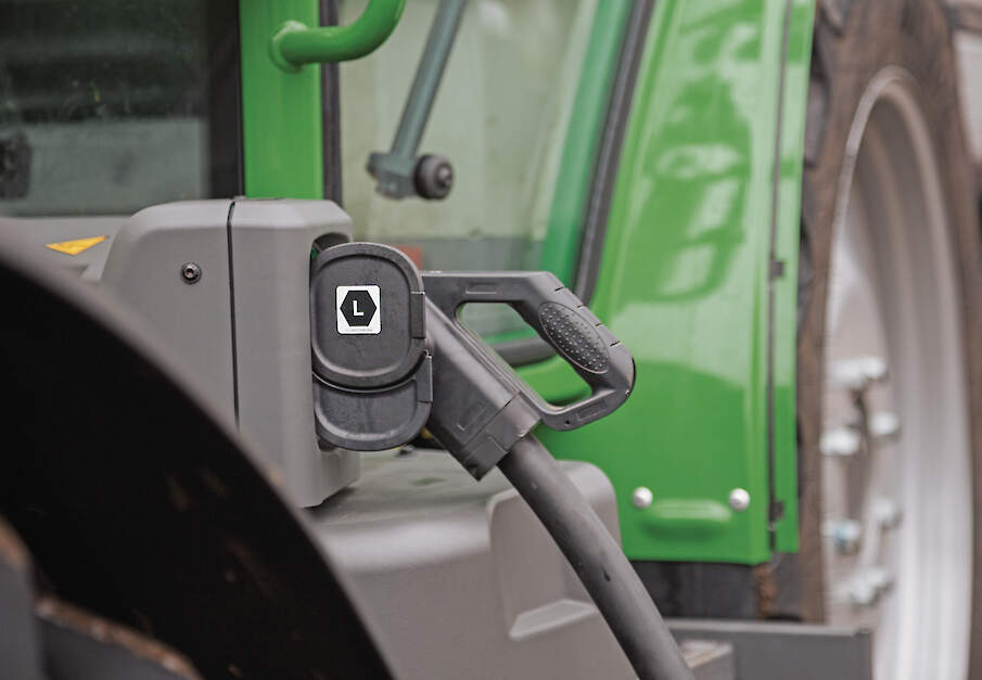 Boeren en loonwerkers kunnen vanaf 2 juni subsidie aanvragen voor elektrische trekkers, machines en laadstations.