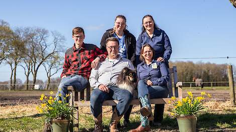 Marieke Knijp staat op de achterste rij tussen haar broer en zus. Op de voorgrond haar ouders Albert Jan Knijp en Geertje Enting.