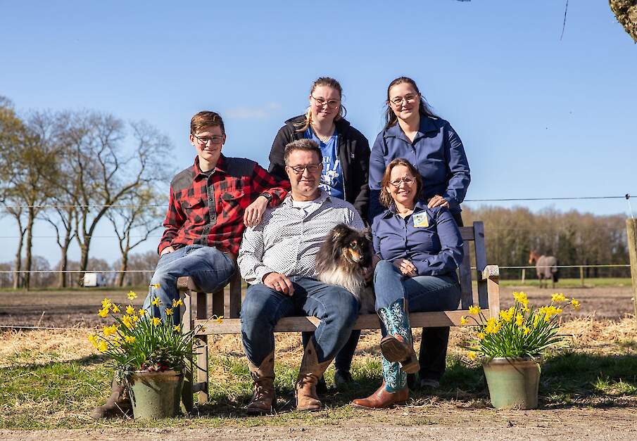 Marieke Knijp staat op de achterste rij tussen haar broer en zus. Op de voorgrond haar ouders Albert Jan Knijp en Geertje Enting.