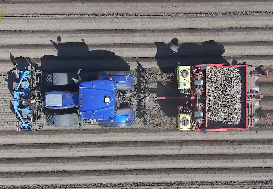 Aardappelen poten met Loonbedrijf Hindriks New Holland en Grimme