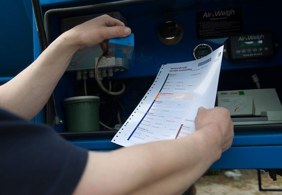 Mesttransport met tankwagen op landbouwbedrijf