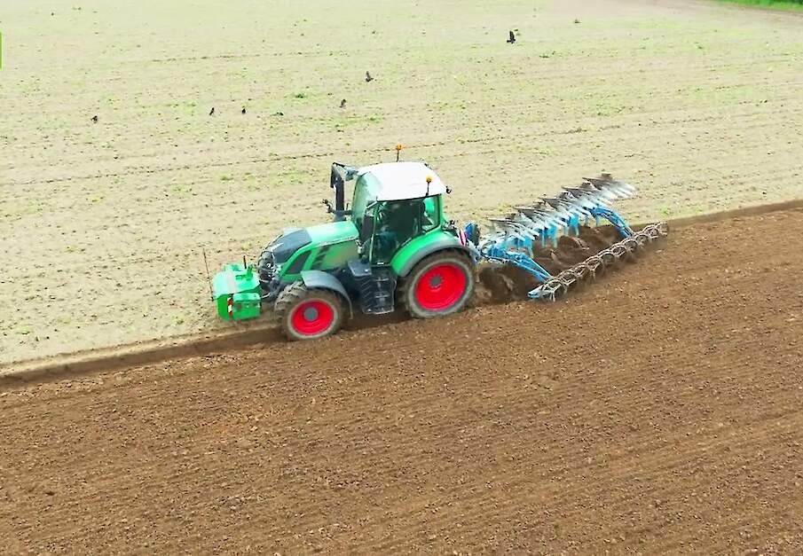 Fendt 724 Vario  met Lemken vijfschaar wentelploeg