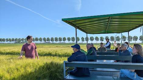 Onderzoeker Kees Meesters geeft uitleg over de gerstproeven tijdens de Akkerbouwdag.