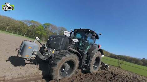 Claas Axion 830 black Edition met Amazone vijfschaar wentelploeg