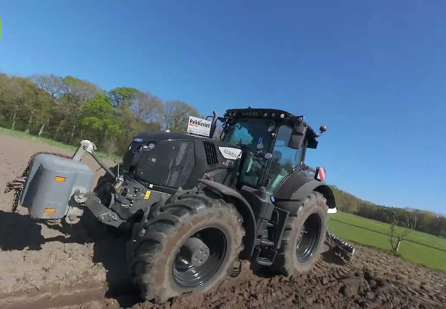 Claas Axion 830 black Edition met Amazone vijfschaar wentelploeg