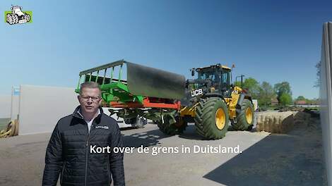Goed gras inkuilen begint bij de juiste verdeling - Holaras Jumbo kuilverdeler aan shovel