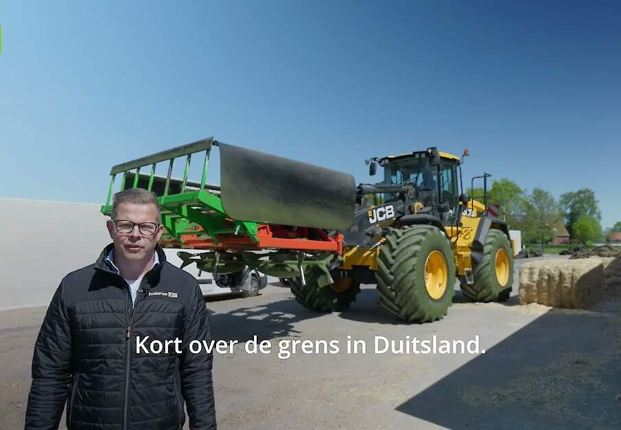 Goed gras inkuilen begint bij de juiste verdeling - Holaras Jumbo kuilverdeler aan shovel