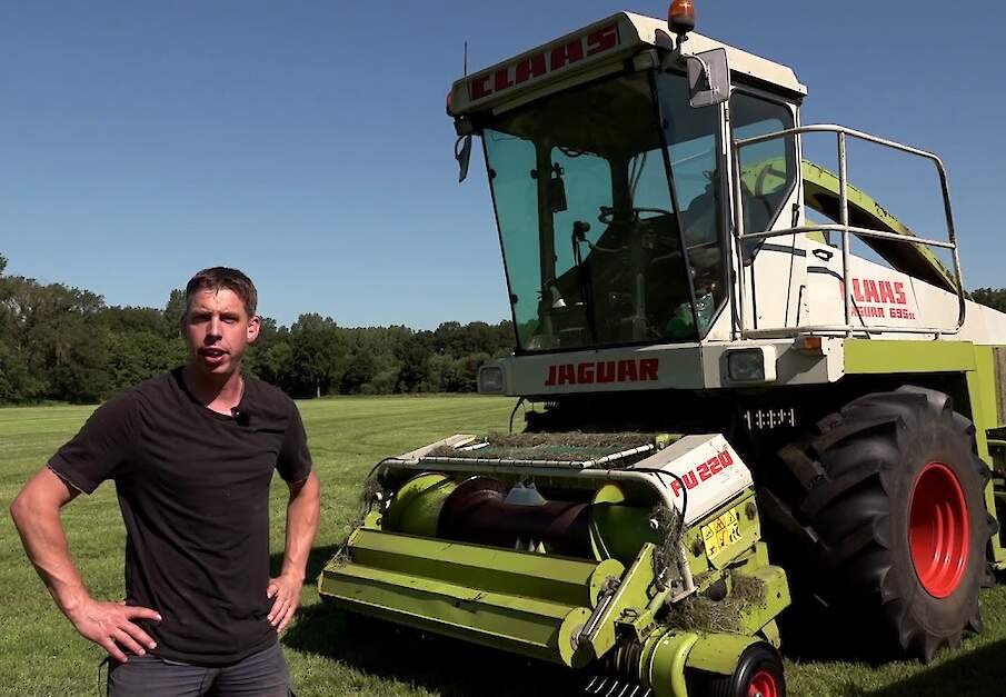 Claas Jaguar 695 Sl met V8 motor met 354 pk nog volop in het gras