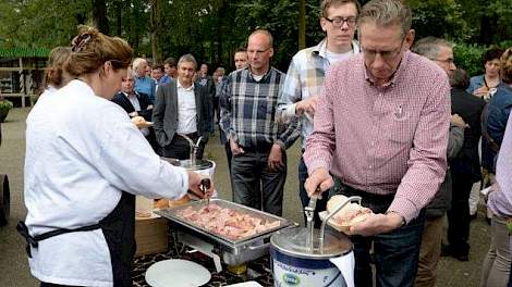 De bezoekers werden ontvangen met een authentiek broodje beenham.