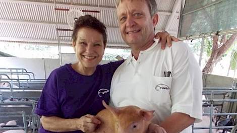Peter Geesink (60) en Simone de Boer (62) hebben een Topigs-kernfokbedrijf met 200 zeugen bij het dorpje Las Juntas de Abangares in het noordwesten van Costa Rica. Ze produceren moederdieren voor de Topigs-40 zeug. Daarnaast leveren ze sperma en dekberen