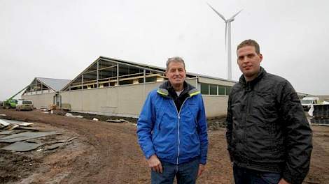 Lambert (66) en Ruud (28) Broeren hebben in Zeewolde een gemengd bedrijf met 65 hectare akkerbouw en als de nieuwe stal klaar is, ruimte voor 13.000 vleesvarkens. De uit Wijchen (GD) afkomstige Broeren ziet Zeewolde als de ideale plek voor hun bedrijf. Ce