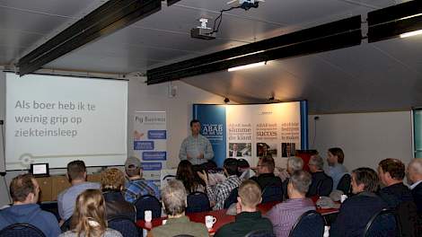 Dierenartsen Manon Houben van PorQ en Pieter van Rengen van de Lintjeshof (op de foto aan het presenteren) trapten de avond af en schetsten samen met varkenshouders ‘het ideale varkensbedrijf op het gebied van varkensgezondheid’. Pieter van Rengen conclud