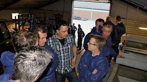 De bezoekers begonnen vooraf met een rondleiding door de voerkeuken bij de familie van Leeuwen.  Alle 10.000 vleesvarkens op het bedrijf krijgen brijvoer. Arjan van Leeuwen (midden) noemt het werken met natte producten de rode draad op hun bedrijf. „We wi