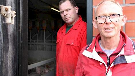 Eef Onderdijk (rechts) is eigenaar van het varkensbedrijf van 400 zeugen en 2.000 vleesvarkens in het Duitse grensdorp Südlohn. De Nederlander heeft op 10 minuten rijden in Winterswijk nog een melkveebedrijf met 200 koeien. Hij en zijn zoon runnen dit bed