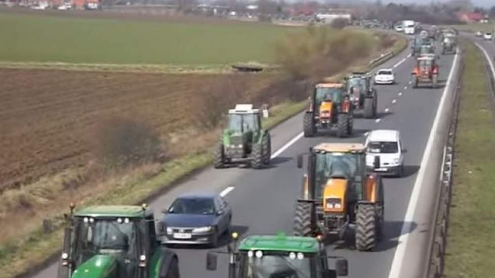 Boze Franse boeren blokkeerden de afgelopen dagen snelwegen en toegangswegen van een aantal populaire plaatsen met hun tractoren.