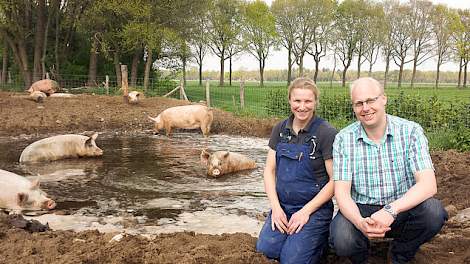 Nieske en Jeroen Neimeijer voor hun varkensmodderpoel.