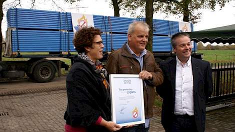 Ruim 2,5 jaar geleden brandde het zeugenbedrijf van Kees van der Meijden in Spoordonk volledig af. Hij is nu bezig met de nieuwbouw van zijn bedrijf. Gisteren werden de kraamstalroosters op zijn bedrijf afgeleverd. Ook ontving hij uit handen van Gerben No