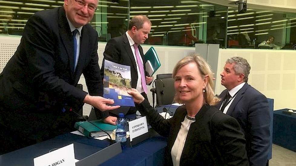 Annie Schreijer-Pierik overhandigt het rapport 'Land in de knel' aan Phil Hogan, Europees commissaris voor Landbouw en Plattelandsontwikkeling.