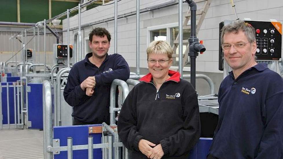 Varkenshouder Annechien ten Have Mellema (midden) samen met haar man Menno (rechts) en haar zoon Detmer (links) in hun nieuwe zeugenstal in april 2014.