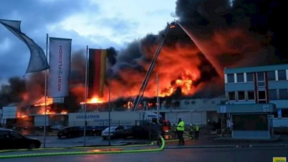 De slachterij van Westfleisch in het West-Duitse Paderborn brandde  maandag 8 februari compleet af. Beeld: YouTube