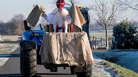 Sinterklaas bracht op 5 december jute zakken naar de varkens van Johnny Hogenkamp in Dalfsen. De zakken zijn afkomstig van een actie van de Stichting Varkens in Nood. Zij zamelden geld in voor jute zakken, zodat zeugen in de kraamstal nestelgedrag kunnen