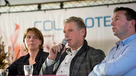 Jan Bakker (midden) vindt dat varkenshouders meer uit de stal moeten komen en meer met andere partijen om tafel te zitten. Ook moeten ze beter om zich heen kijken door kansen die zich voordoen met beide handen aan te pakken.