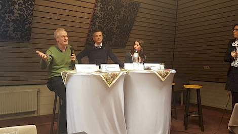 V.l.n.r.: Dick Heederik, Paul Bodden, Geesje Rotgers en Helma Lodders maandagavond 24 januari tijdens de themabijeenkomst ‘Varkenshouderij en Gezondheid’, die de NVV samen organiseerde met LTO Varkenshouderij.