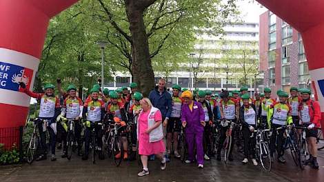 De start van de achtdaagse fietstocht op vrijdag 12 mei in Amsterdam.