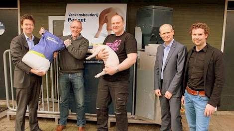 V.l.n.r.: Leon Marchal (Director Nutrition & Innovation ForFarmers), Jan Fledderus (Innovation Manager Piglets ForFarmers), Bert Pappot (varkenshouder), Gerard Weijers (Sales Manager Nedap), Chiel van Lenthe (Product Manager Nedap)