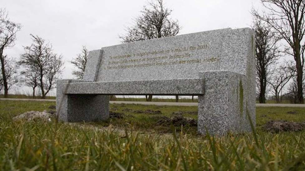 Dit monumentale bankje staat vlak bij de boerderij van Meindertsma. De Friese tekst luidt: ‘Ter nagedachtenis aan de uitbraak van mond- en klauwzeer in het voorjaar van 2001. Een moeilijke tijd die boeren en burgers nooit zullen vergeten. Mede door de gro