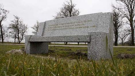 Dit monumentale bankje staat vlak bij de boerderij van Meindertsma. De Friese tekst luidt: ‘Ter nagedachtenis aan de uitbraak van mond- en klauwzeer in het voorjaar van 2001. Een moeilijke tijd die boeren en burgers nooit zullen vergeten. Mede door de gro