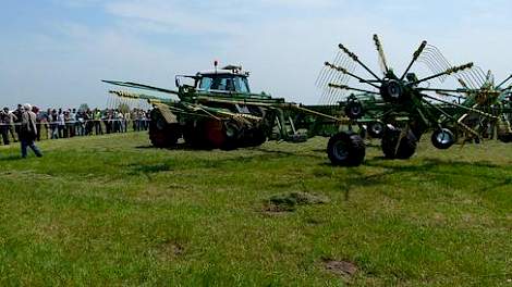 Hoewel ze volgens de fabrikanten zeer wendbaar zijn vergt de aansturing van 15 mtr brede harken de nodige vaardigheid.