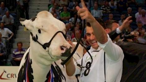 Jimm Holsteins Hellen 589 wordt uitgeroepen tot kampioen van de middenklasse.