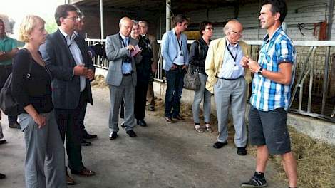 Uiterst links Esther de Lange,tweede van links Jaco Geurts en rechts Peter van der  Hulst.