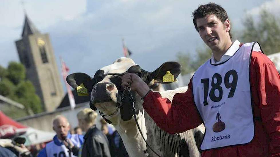 Jeroen Dolstra begeleidt algemeen kampioene Bons-Holsteins Ella 139 (v. Boss Iron). Op de achtergrond wordt reservekampioen Teus van Dijk geïnterviewd.