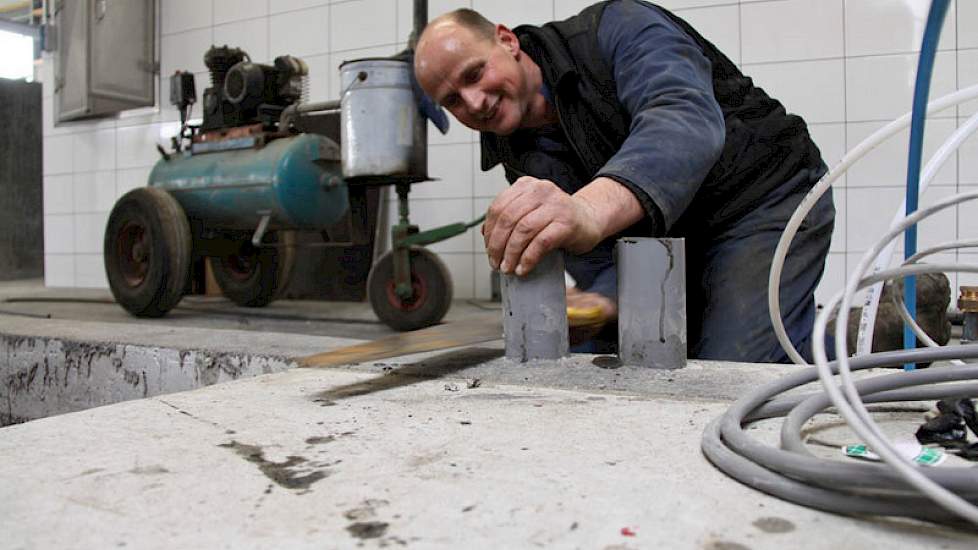 Melkveehouder Willem van der Linde (foto) bouwde in eigen beheer een ligboxenstal voor 240 melkkoeien op zijn erf. „Het duurt nog wel tien jaar voordat de nieuwe stal vol zal zijn, maar als je tóch bezig bent, dan kun je beter flink op de groei bouwen”, z