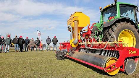 Op woensdag 27 maart demonstreerde zaaizaadbedrijf Limagrain de nieuwe Vredo zaaimachine in het Friese Tijnje. Deze machine kan pleksgewijs meer of minder zaaien.