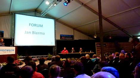 De forumdiscussie werd geleid door Jan Bierma van Holstein International (geheel links op de foto), achter de tafel van links naar rechts Charlie Will (met rode blouse), Darin Meyer en Frank Regan.